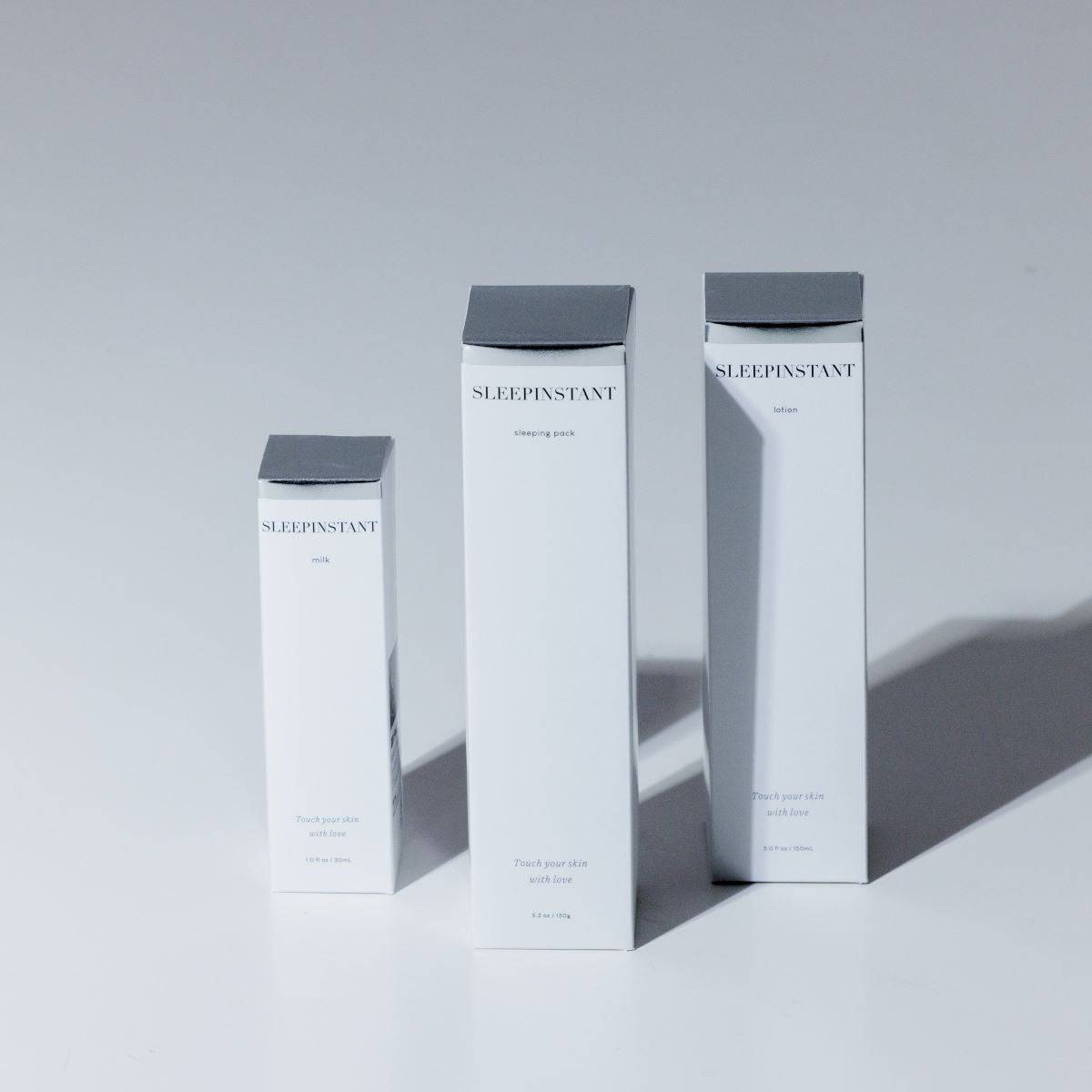 SLEEPINSTANT 基礎化粧品セットのシンプルで洗練されたパッケージデザイン。化粧水・乳液・夜用パックの3点セット。