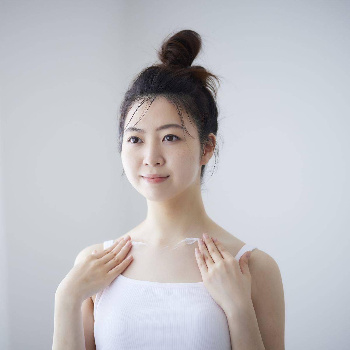 My.Supporter デコルテクリームを使用する女性